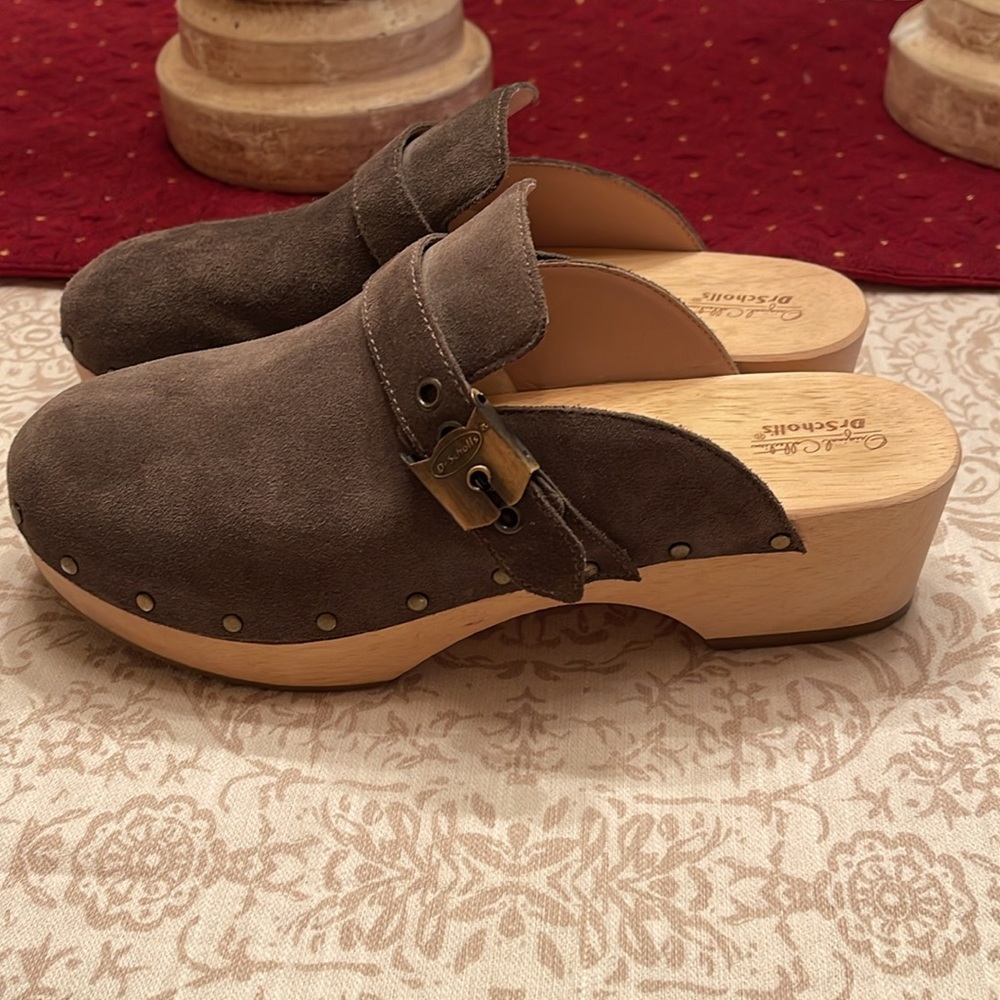 Dr Scholl’s light brown/tan suede clogs
